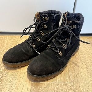SUEDE LEATHER MOUNTAIN ANKLE BOOTS
-Massimo Dutti